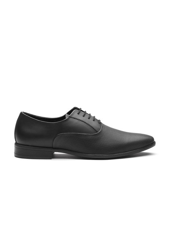 INVICTUS Men Black Textured Oxfords