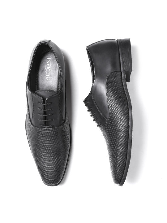 INVICTUS Men Black Textured Oxfords