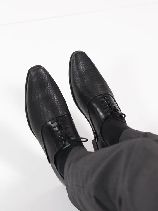 INVICTUS Men Black Textured Oxfords